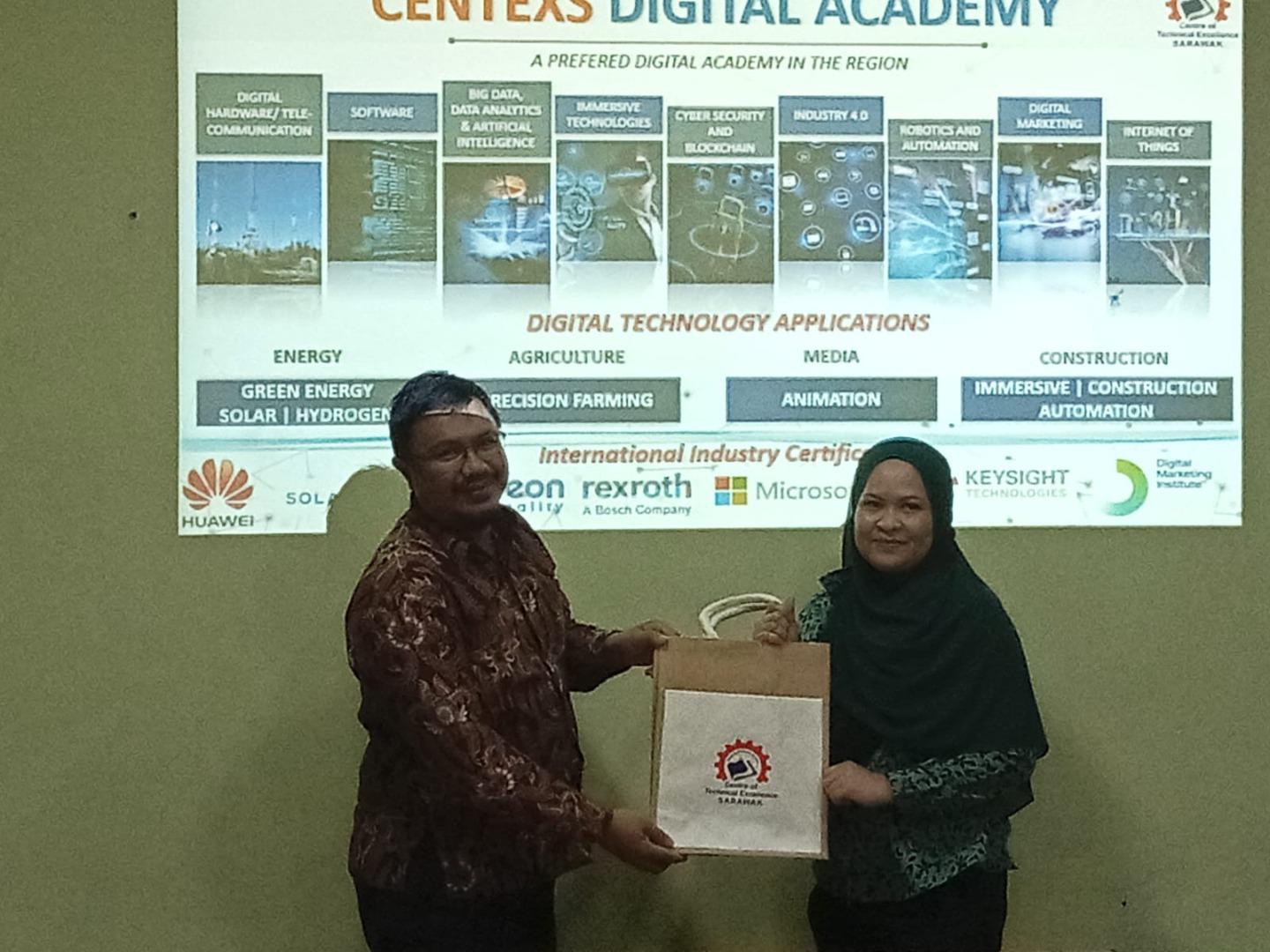 Kunjungan Centre for Technology Excellence Sarawak (CENTEXS) ke UM Pontianak