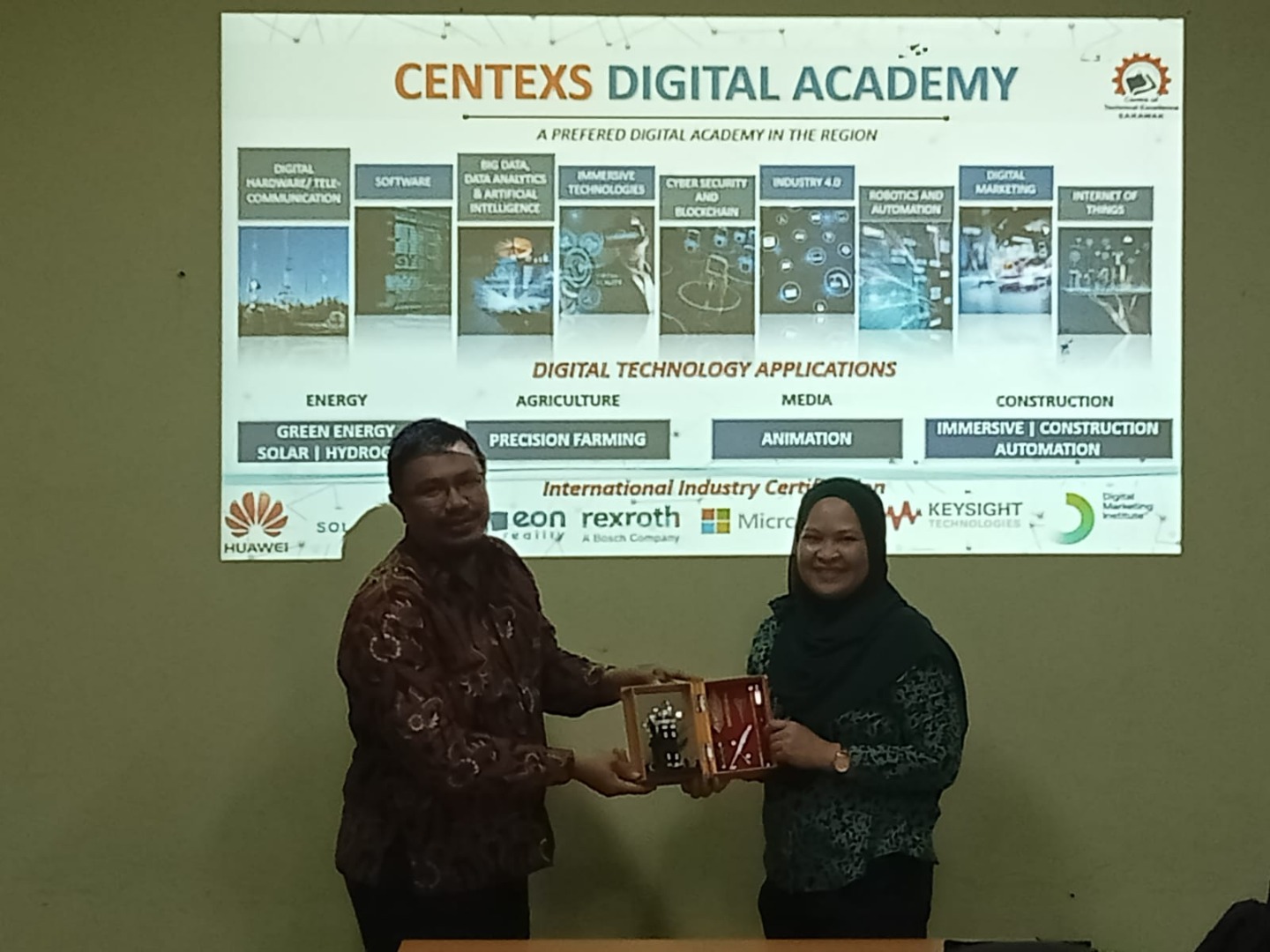 Kunjungan Centre for Technology Excellence Sarawak (CENTEXS) ke UM Pontianak