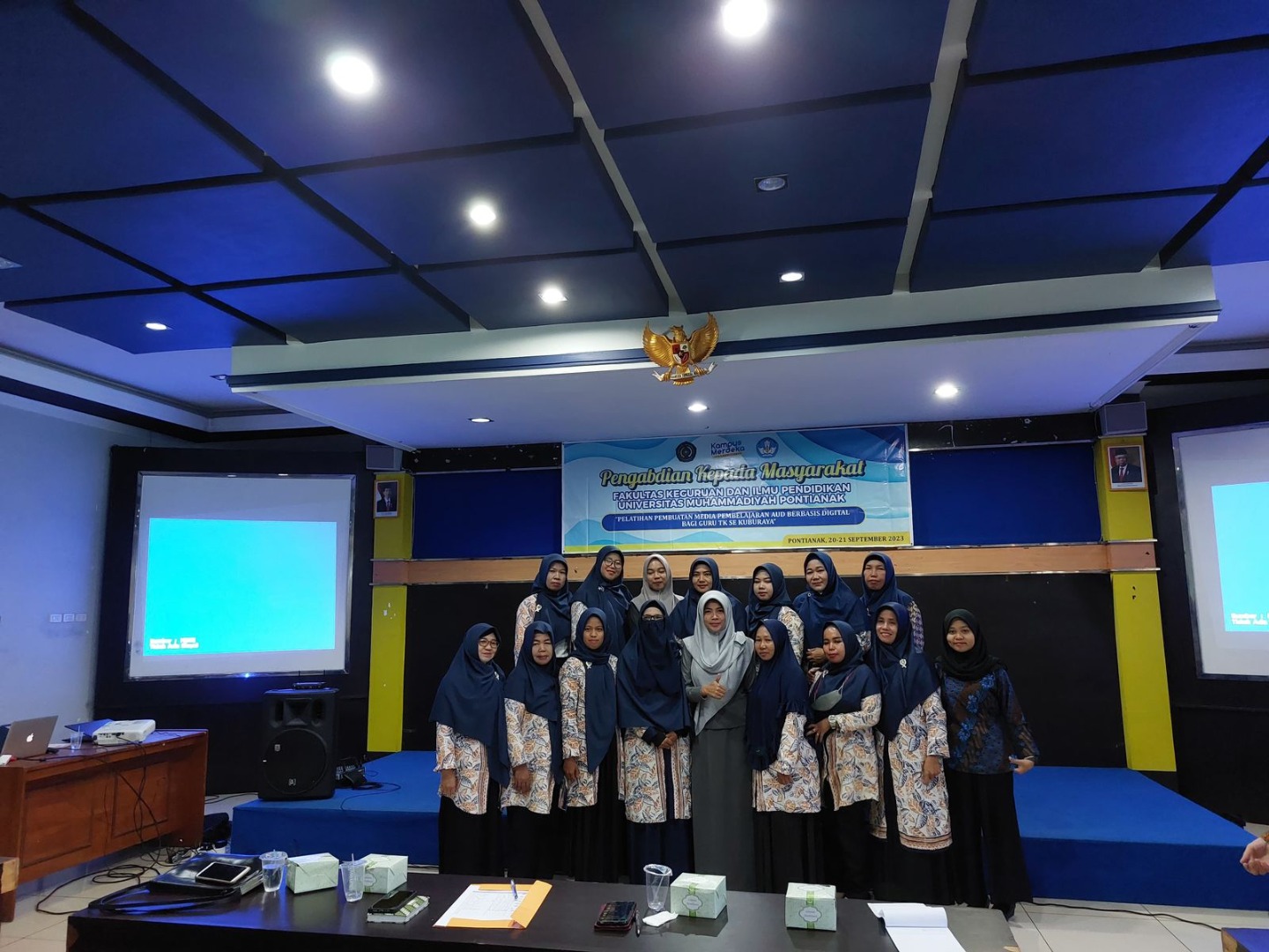 PEMBEKALAN ENGLISH SONG-BASED TEACHING MATERIAL BAGI GURU TAMAN KANAK-KANAK SE KUBU RAYA