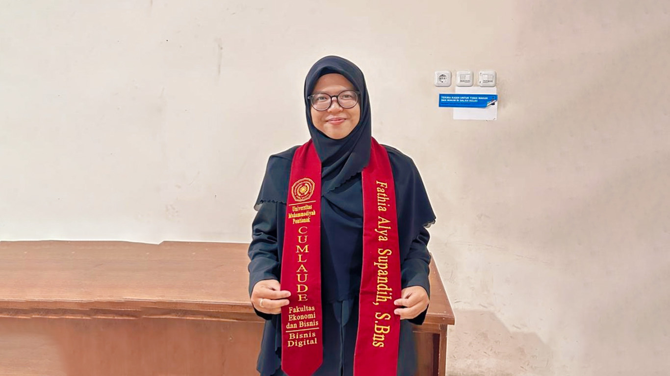 Mahasiswa Angkatan Perdana Bisnis Digital FEB UM Pontianak Lulus 3,5 Tahun dengan Proyek Usaha Riil