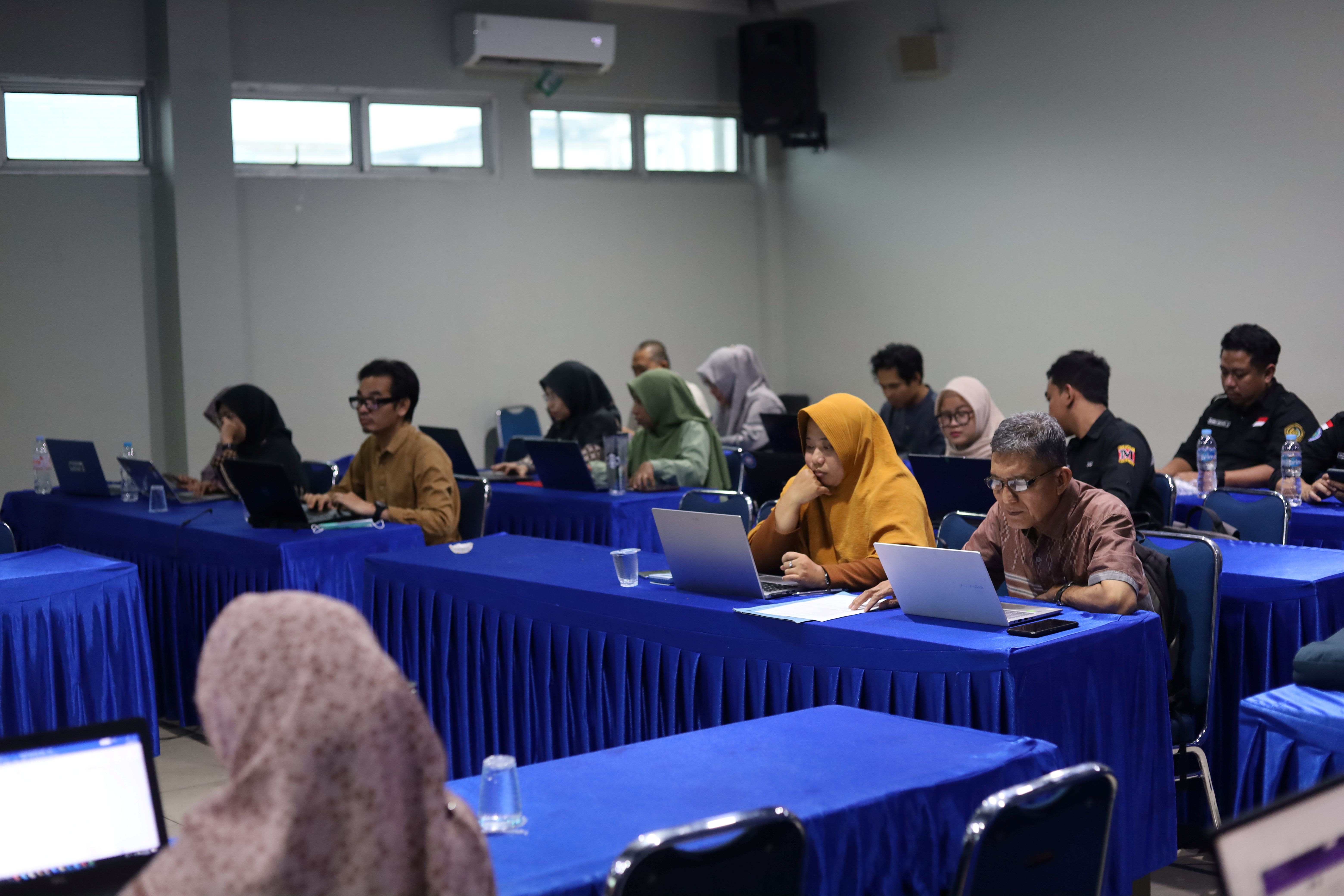 Peserta mengikuti pembahasan