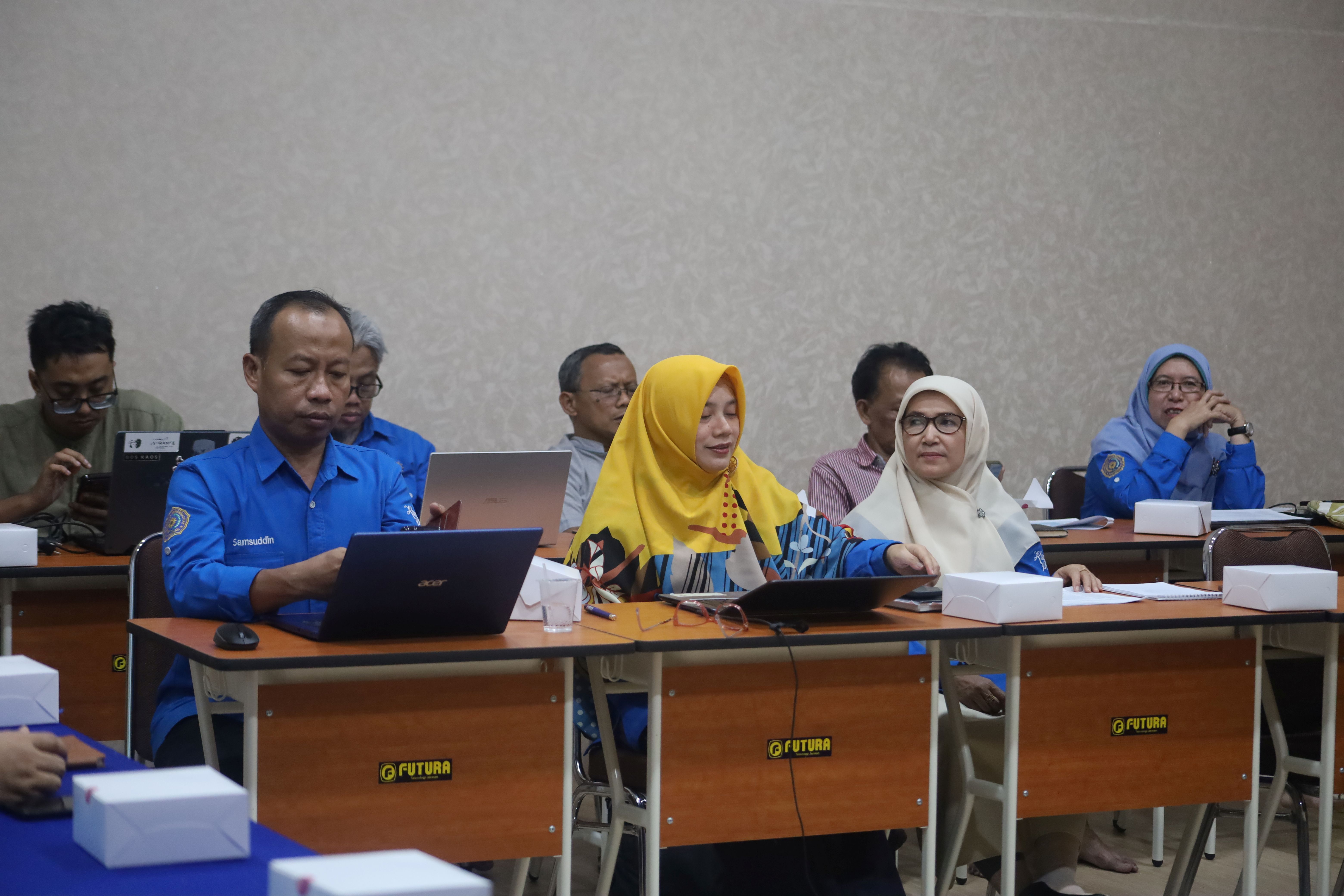 Peserta Mengikuti Pembahasan Reakreditasi